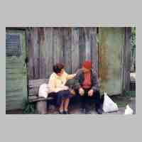 092-1032 Sommer 1999 - Anna Wittenberg mit gelber Bluse zusammen mit einer Russin.JPG